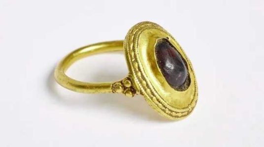 کشف انگشتر طلای 1500ساله - چراغونی